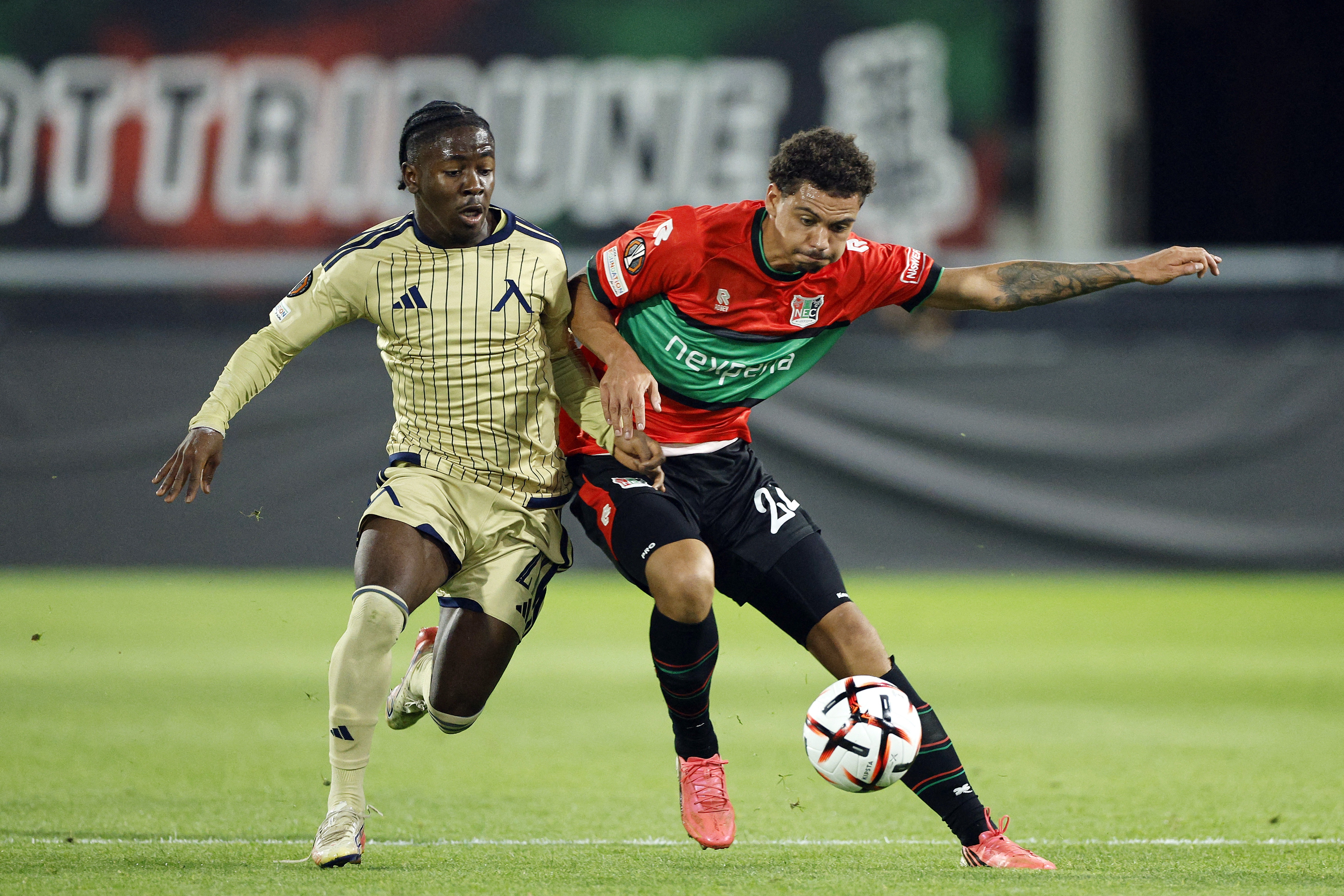 NEC ngược dòng giành điểm đầu tiên tại Europa League trước Levski Sofia