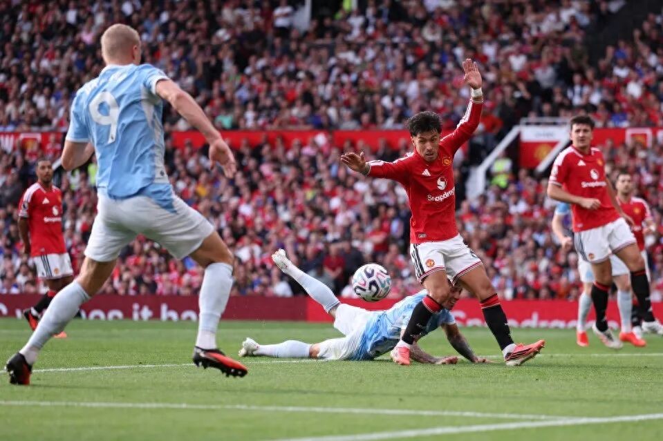 Manchester United thua 0-1 trước Manchester City dù hơn người! Bàn thắng được xác nhận là sai lầm, nhưng thua trận, Carrick chỉ có thể trách đội nhà.