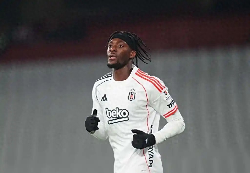 Mua nhanh bán nhanh kiếm chênh lệch, Besiktas đã mua đứt Abraham trước hạn và ngay lập tức bán lại cho Villa.