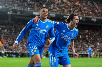 Kylian Mbappe bị bóc mẽ có hành động khiếm nhã với trọng tài