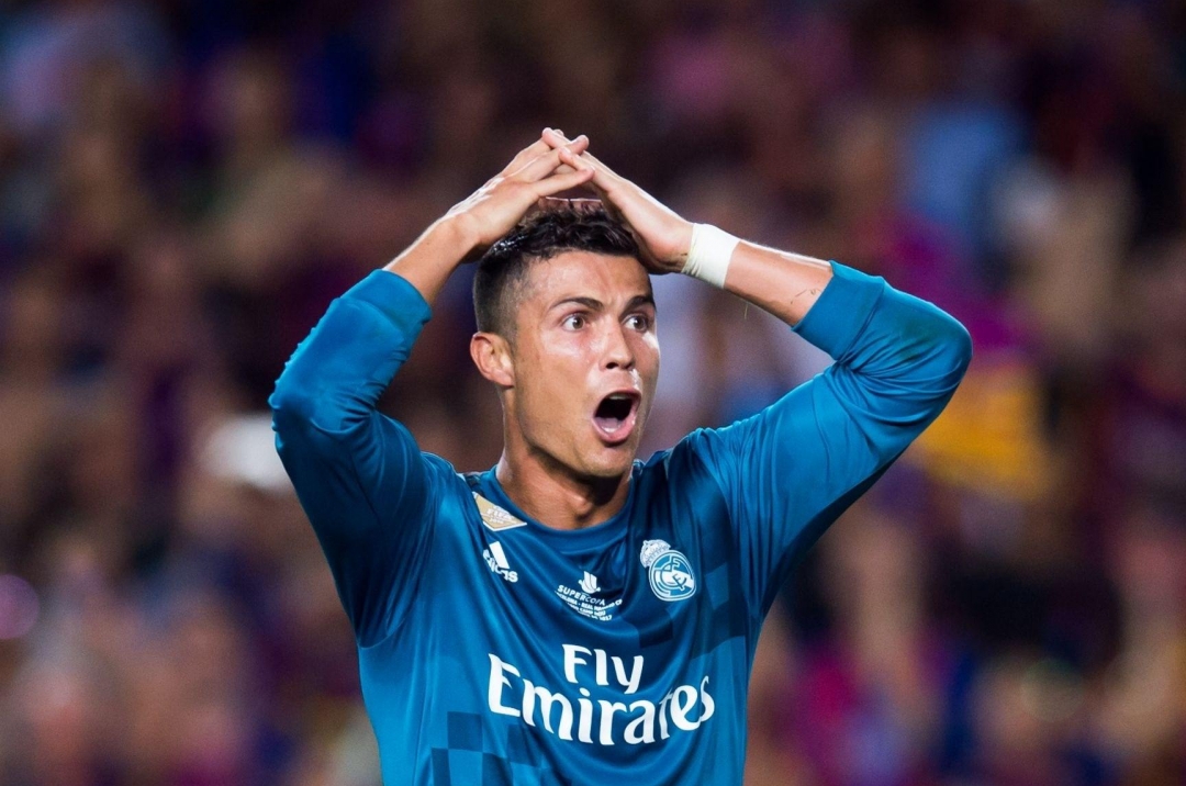 Phạt thẻ đỏ Ronaldo, trọng tài không được cầm còi gần hai năm