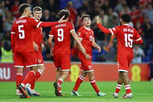 Xứ Wales lội ngược dòng giành chiến thắng bất ngờ trước Na Uy chỉ còn 10 người trên sân.