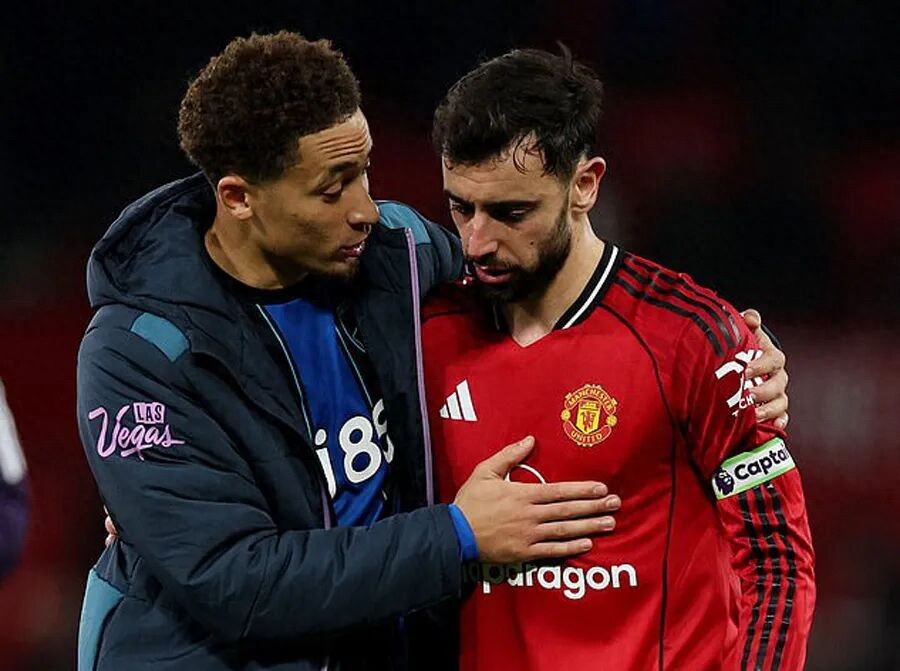 Man United hòa 4-4, lỡ cơ hội vào top 5! Amolin chuyển sang hệ thống 4 hậu vệ nhưng liên tục để thủng lưới, Casemiro nhận thẻ vàng sẽ bị treo giò