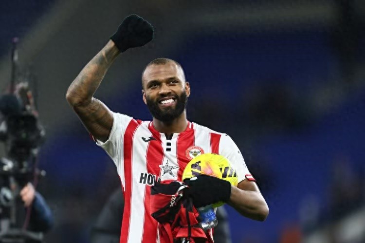 Một tiền đạo mới xuất sắc ra đời, ghi 5 bàn trong 2 vòng đấu vượt qua Haaland, với 16 bàn thắng ở Ngoại hạng Anh mùa này, phá kỷ lục cầu thủ Brazil