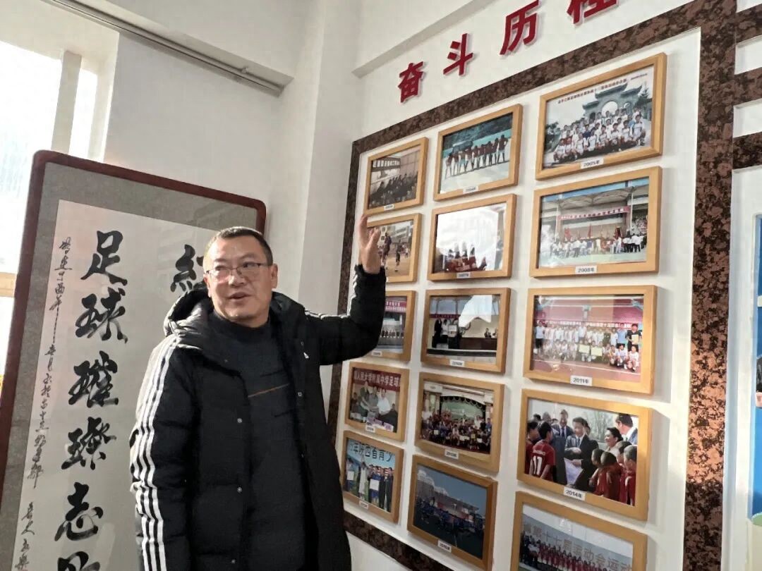 Chủ tịch Liên đoàn Bóng đá Zhidan, Đinh Thường Bảo, một con người với cuộc sống hai mặt đầy ám ảnh