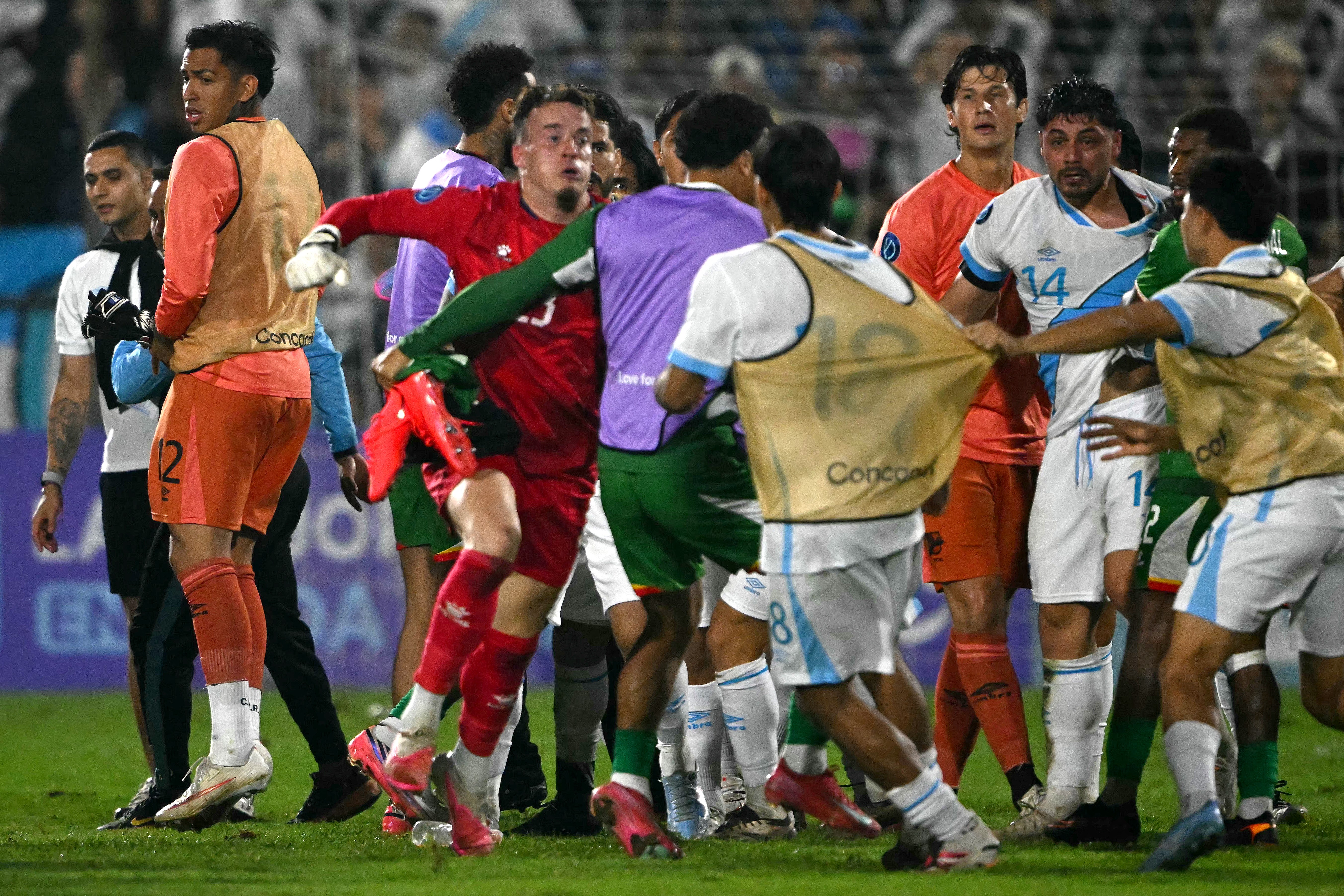 ‘Như chơi trong lồng’: Thủ môn Suriname lên tiếng về nạn phân biệt chủng tộc tại Guatemala