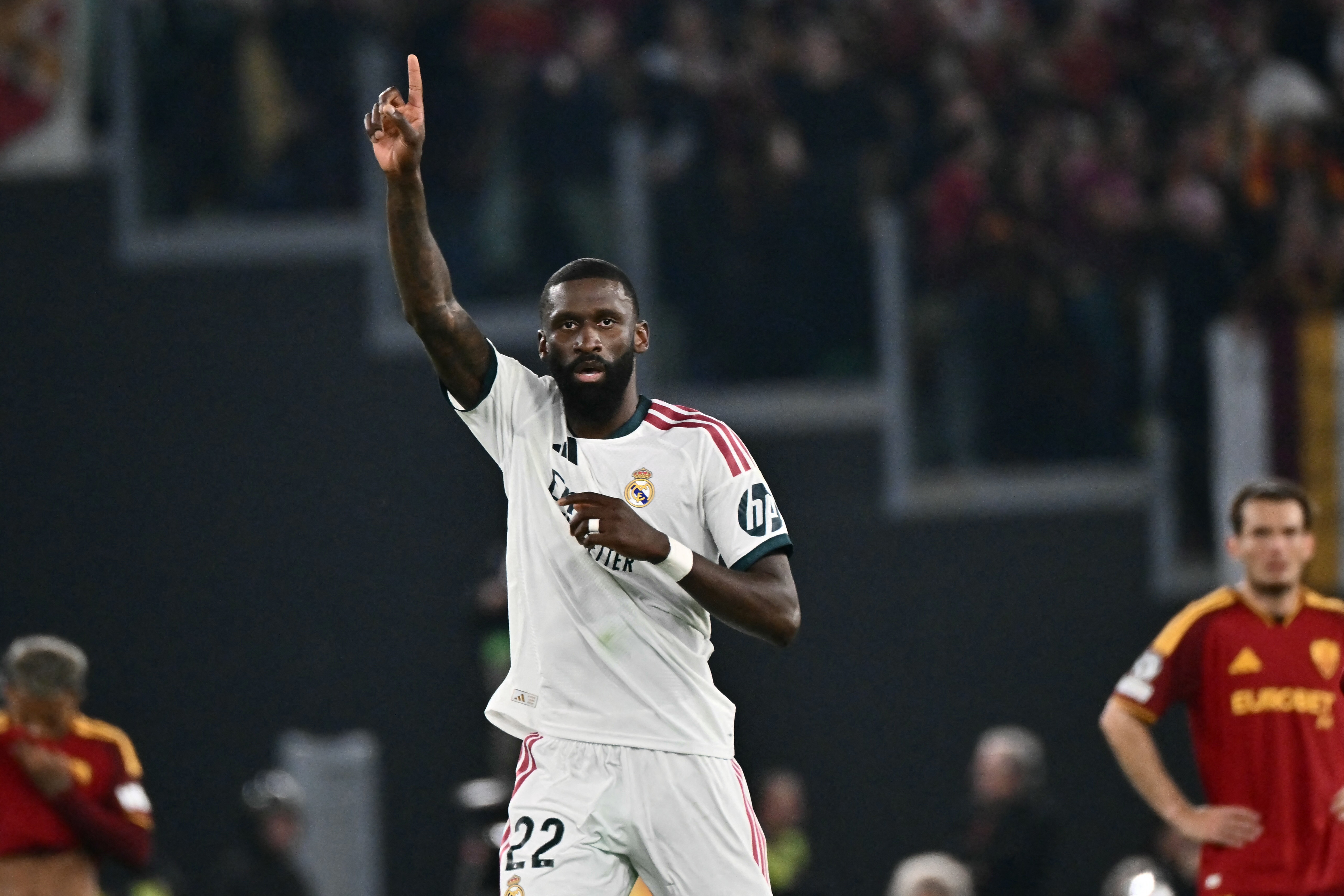 Rudiger là người hùng khi Real Madrid lội ngược dòng ngoạn mục để thắng Roma ở những phút cuối trong trận cầu có bảy bàn thắng.