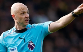 CĐV Arsenal nổi giận vì trọng tài sinh tại Manchester cầm còi trận 'chung kết' Ngoại hạng Anh