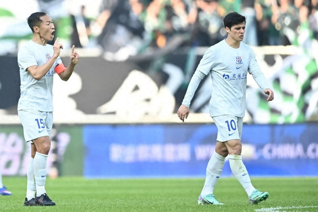 Liên tiếp tổn thất binh lực! Đội Shanghai Shenhua với đội hình thiếu hụt tiến về sân công nhân Bắc Kinh, đặt cược vào tổ hợp trung tuyến mới