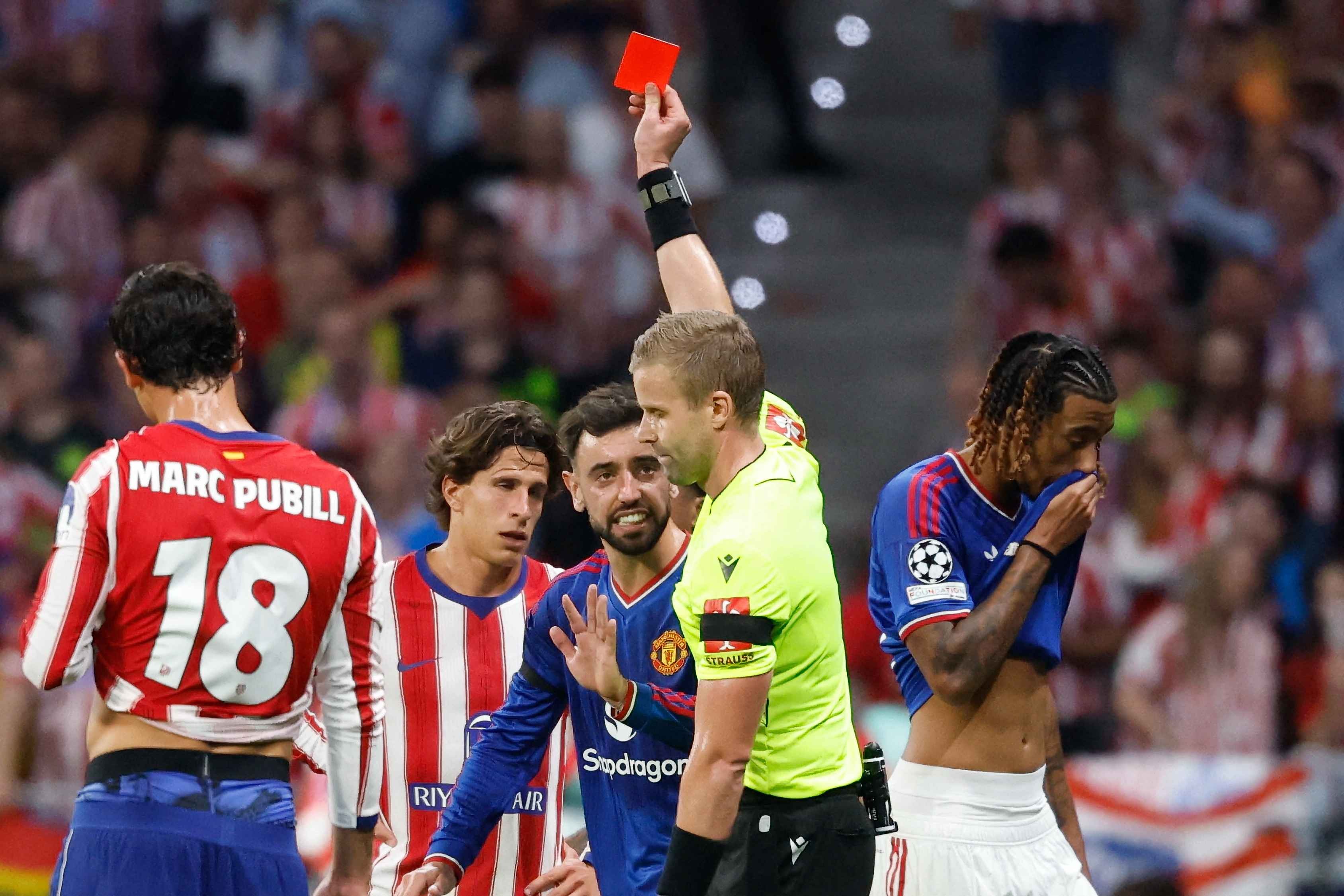 Yoro bị đuổi khỏi sân khi Man Utd nhận thất bại trước Atletico Madrid