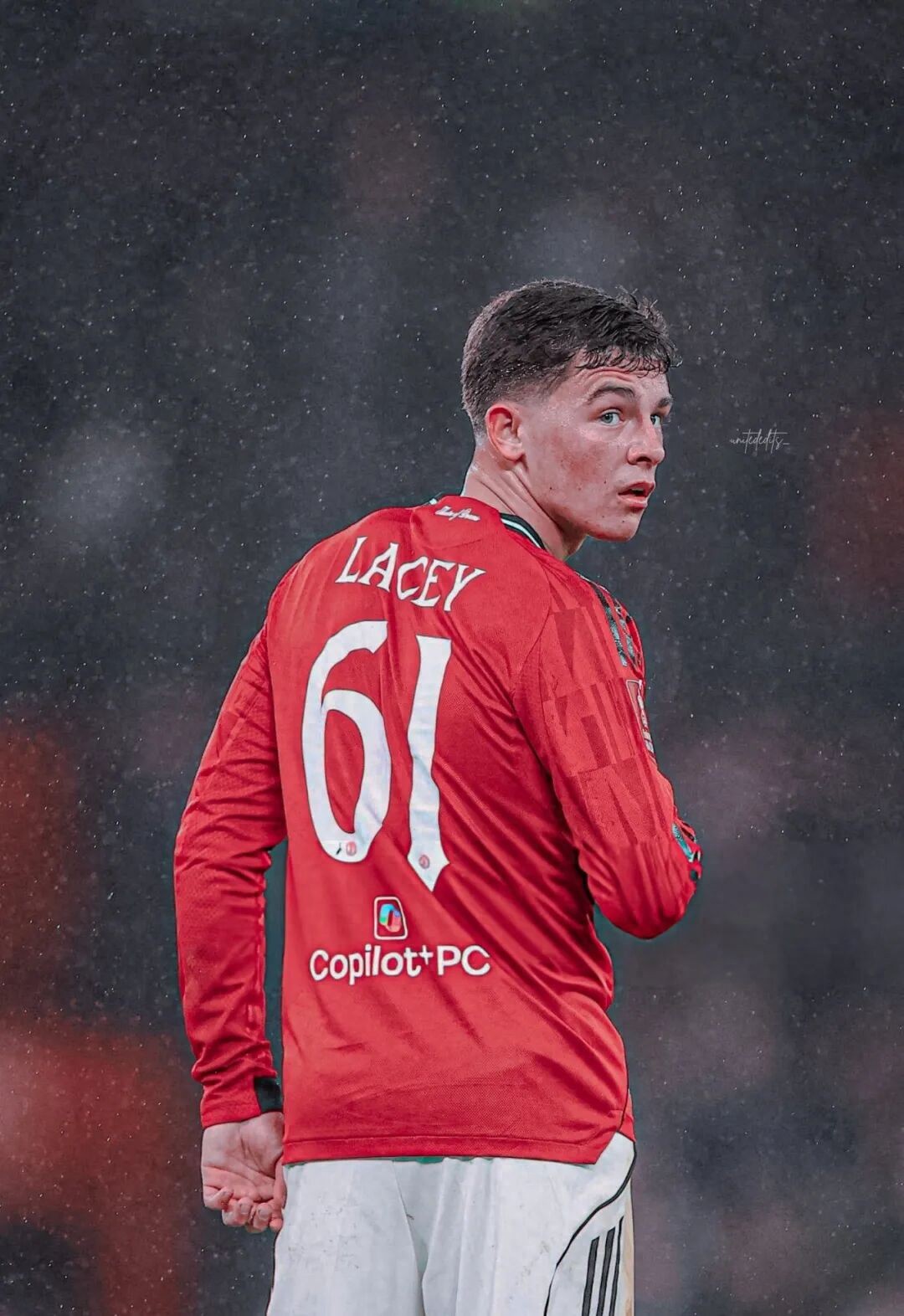 Manchester United công bố tân binh từ hệ thống đào tạo trẻ Foden đã được chính thức thăng lên đội một! Tiểu tài năng ký hợp đồng mới, mục tiêu tham gia các trận giao hữu trước mùa giải vào mùa hè này.