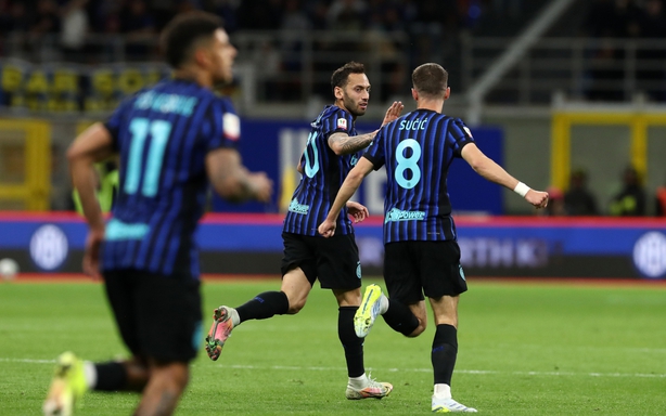 Ngược dòng ngoạn mục trước đội của Fabregas, Inter Milan giành vé vào chung kết Coppa Italia