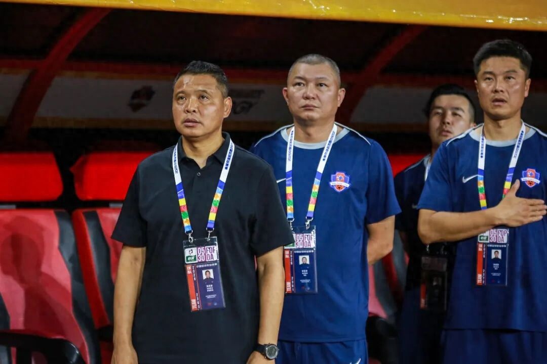 Cám Liên không nhả, Khách Gia không bỏ cuộc