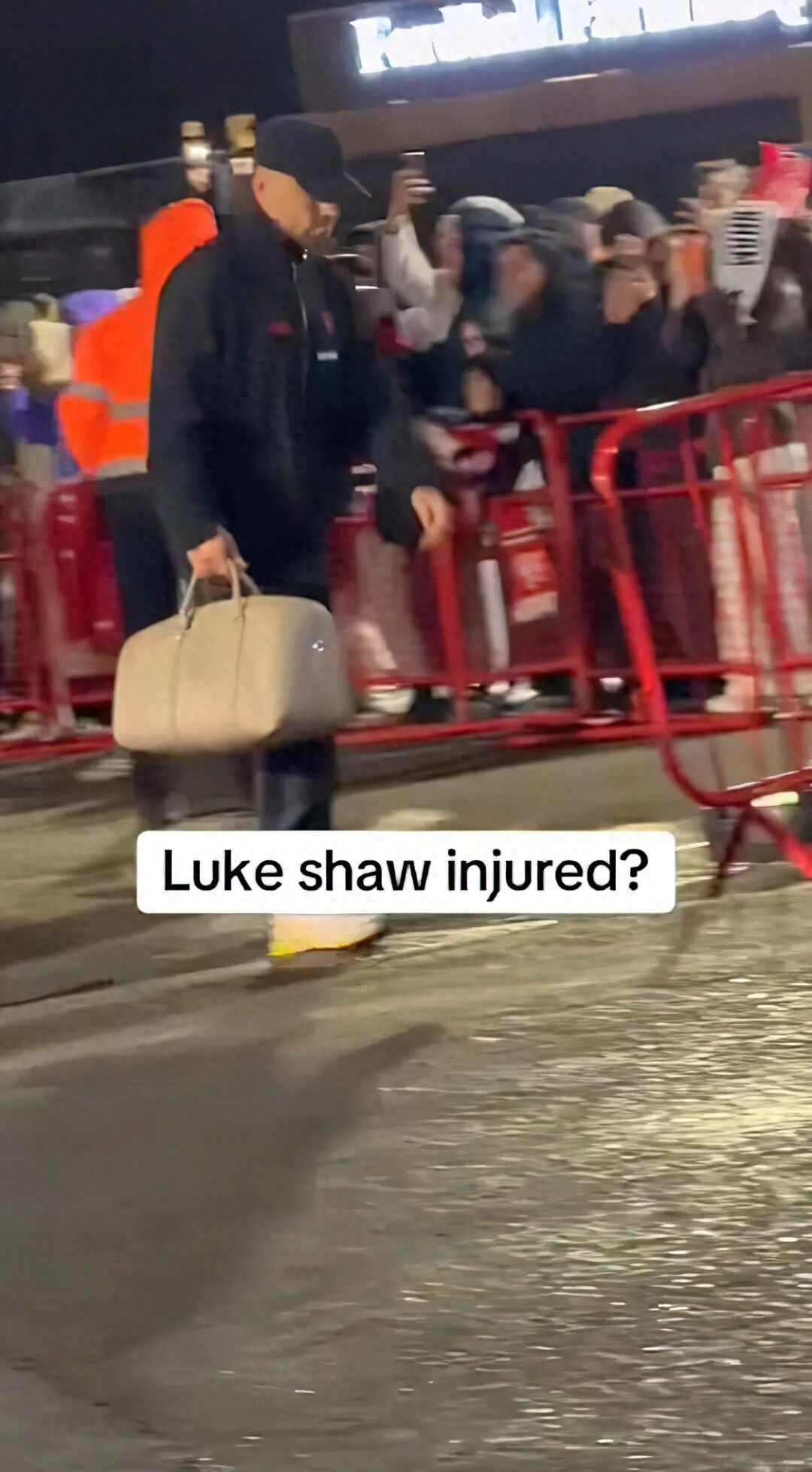 Luke Shaw nghi ngờ dính chấn thương, có nguy cơ vắng mặt tại Champions League, khập khiễng rời sân! Carrick đối mặt với cơn khủng hoảng hậu vệ biên tại Manchester United