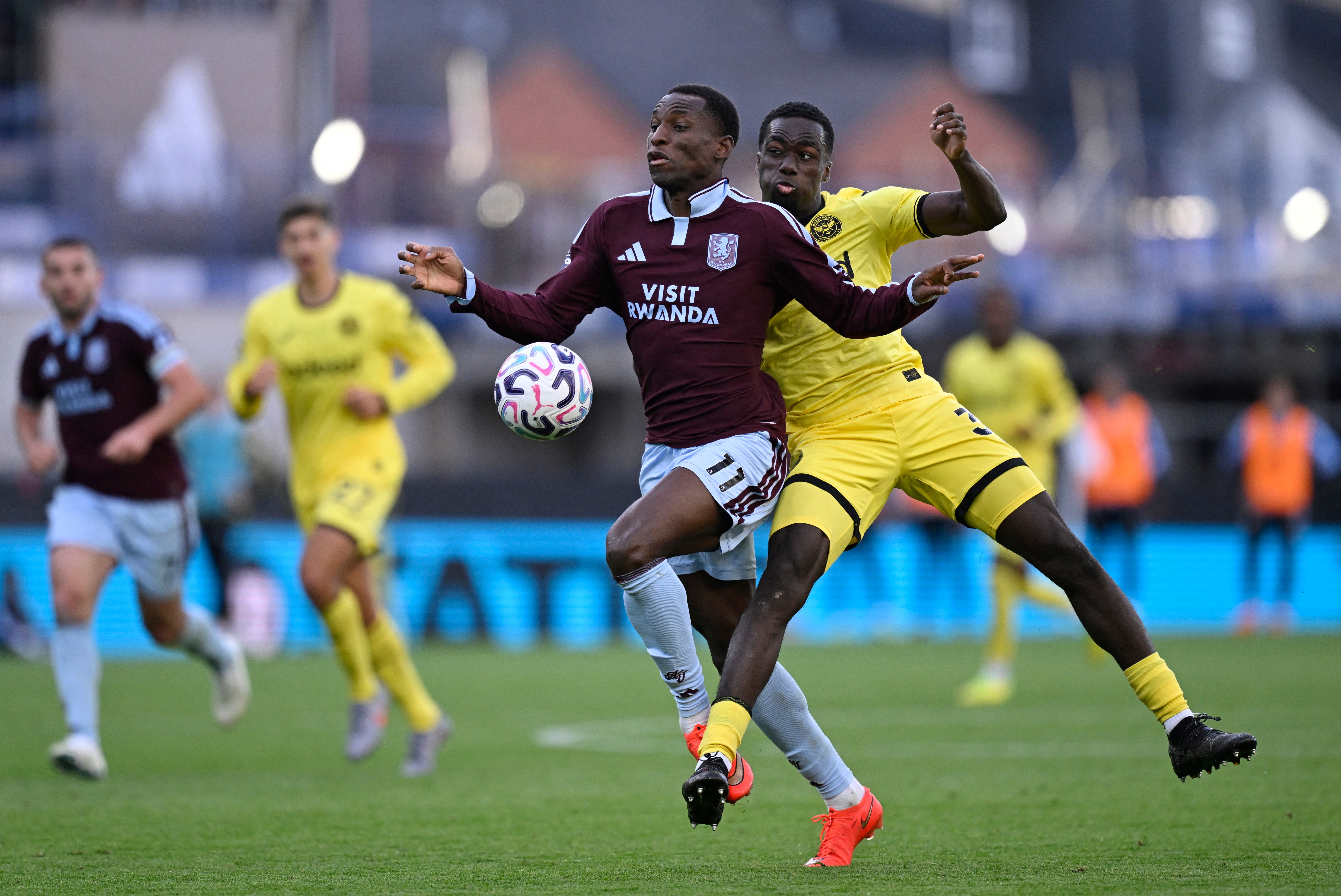 Aston Villa và Brentford chia điểm trong trận hòa bốn bàn, Bầy ong vẫn bất bại