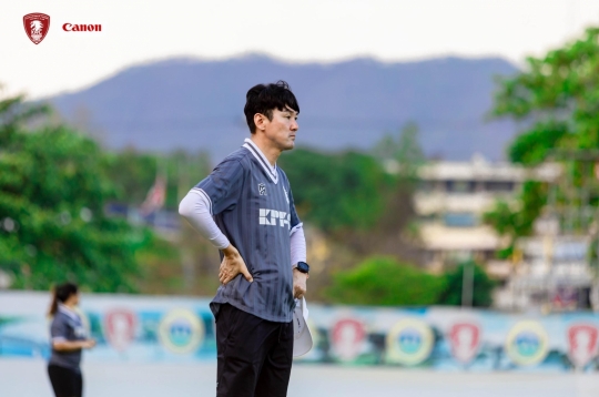 Cựu trợ lý HLV Kim Sang Sik bất lực nhìn CLB Thái Lan xuống hạng