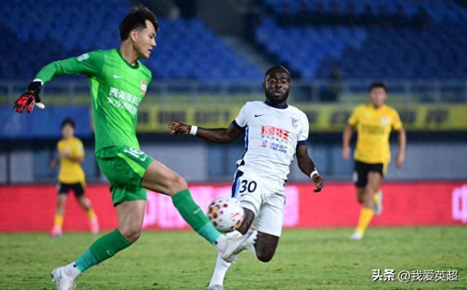 Chàng thủ môn 22 tuổi Lý Hạo cười chua chát! Sau kỳ Á vận hội, trận ra mắt có 3 pha cứu thua xuất thần nhưng vẫn lọt lưới 4 bàn, thất vọng rời sân ngay lập tức