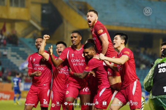 Không ra sân, Đình Bắc cùng CAHN vô địch lượt đi V-League