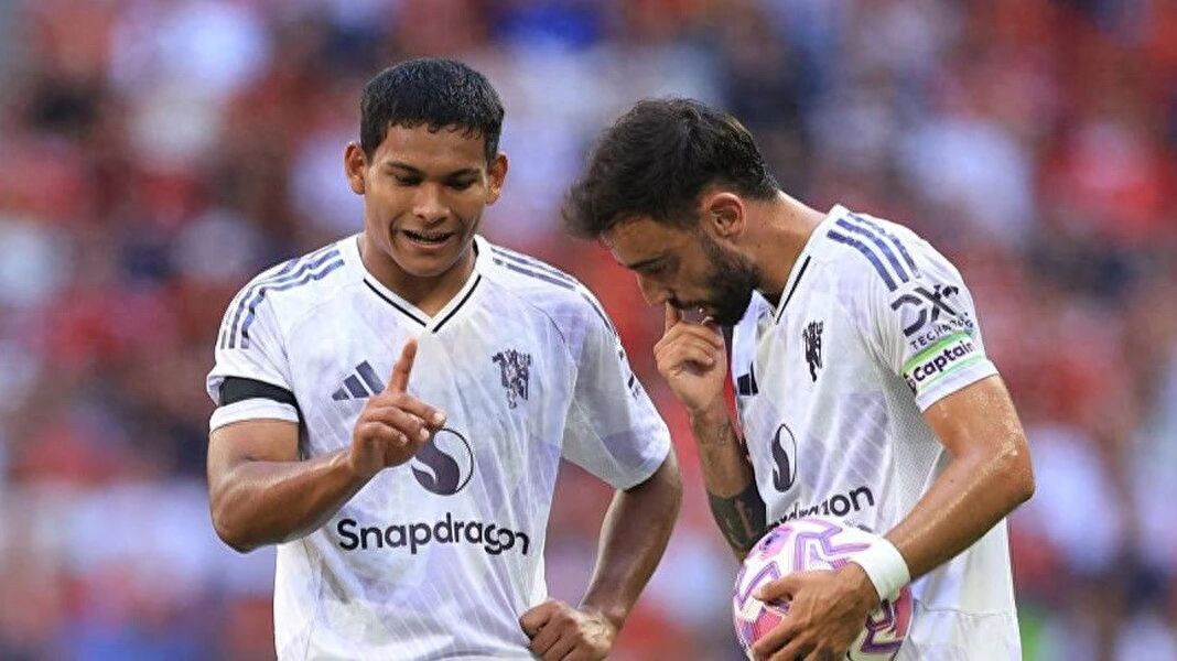 Hậu vệ trái trị giá 7 triệu bảng của Manchester United đang gặp khó khăn về tương lai, chờ đợi suốt một năm vẫn chưa có trận ra mắt. Carrick muốn ký hợp đồng với một hậu vệ trái mới.