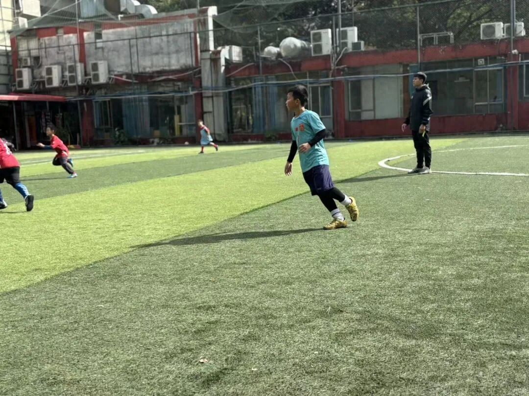 Bằng tay không leo lên cầu thang cứu bé nhỏ, “Anh chàng nâng đỡ” ở Quảng Châu hóa ra là một huấn luyện viên đào tạo bóng đá trẻ