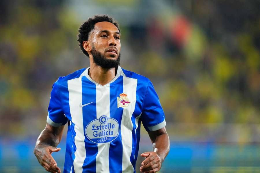 Tiền đạo của Deportivo, Pierre-Emerick Aubameyang, sẽ vắng mặt hai tháng sau ca phẫu thuật đầu gối.