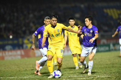 Trực tiếp bóng đá Hà Nội 0-0 SLNA: VAR từ chối bàn thắng