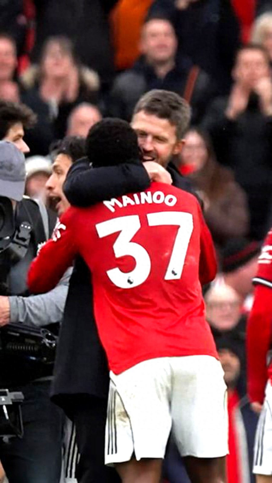 Carrick đã kích hoạt ngôi sao mới của Man United chỉ trong ba ngày, nhưng nhắc nhở anh ấy vẫn cần phải trưởng thành! Lãnh chúa có thể tiết kiệm tiền bằng cách ít mua tiền vệ hơn