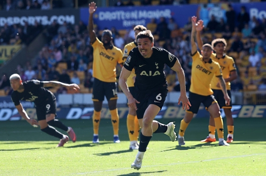 Thắng nghẹt thở, Tottenham vẫn không thoát nổi nhóm xuống hạng