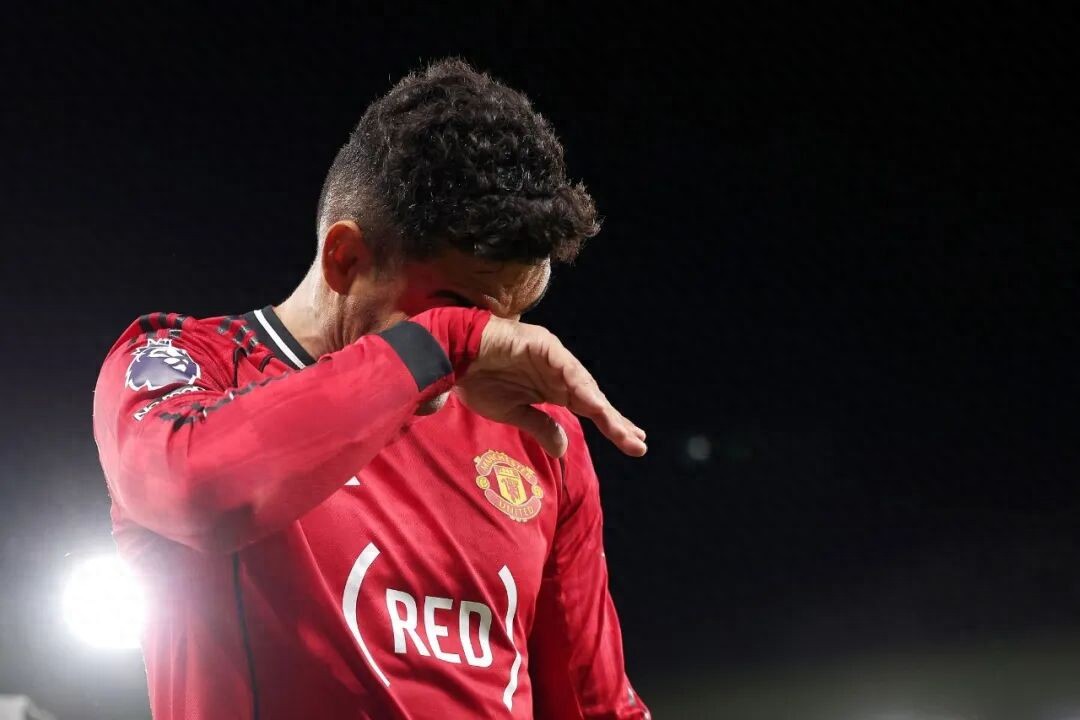 Cầu thủ Manchester United níu kéo Casemiro đến mức anh rơi lệ! Cú đánh đầu thuyết phục Maguire, một hành động thể hiện tinh thần lãnh đạo
