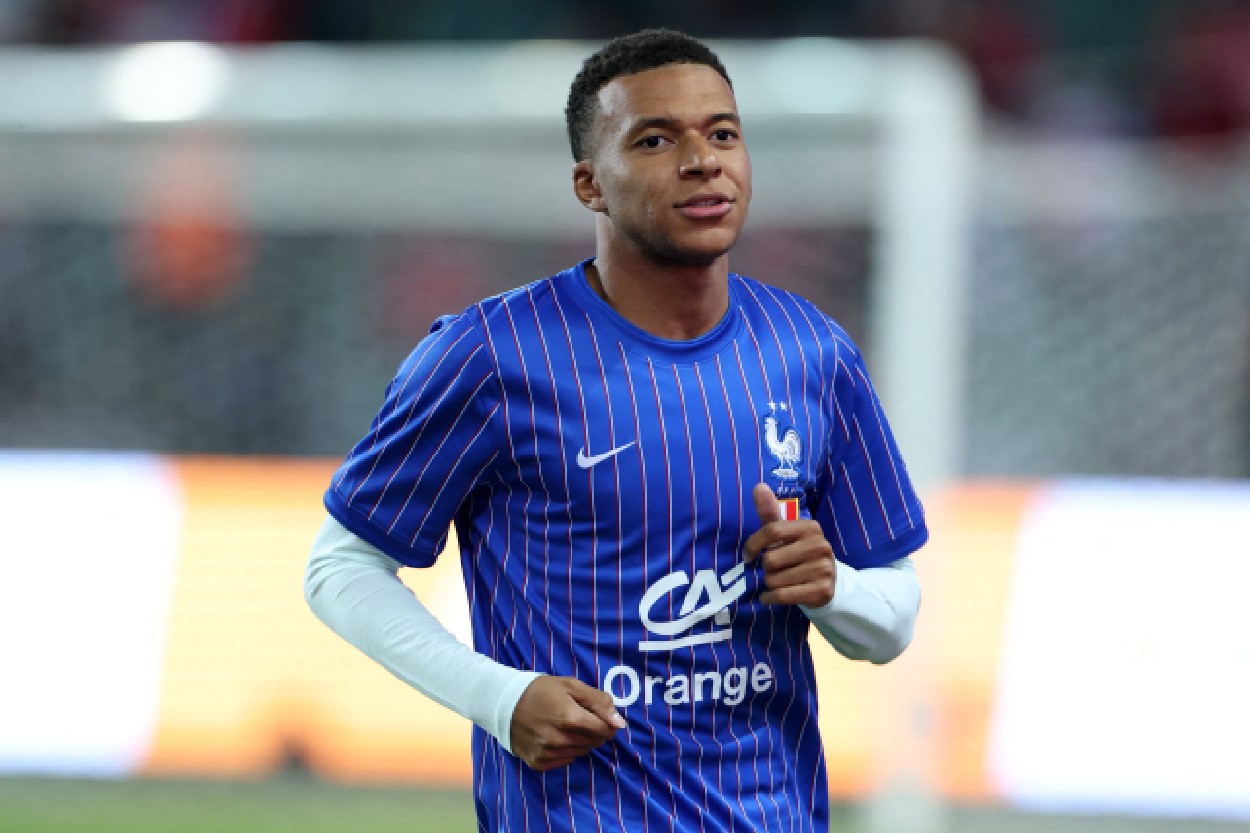 Trước trận gặp Villarreal, Mourinho gọi những lời chỉ trích nhắm vào Mbappe là "vô lý"