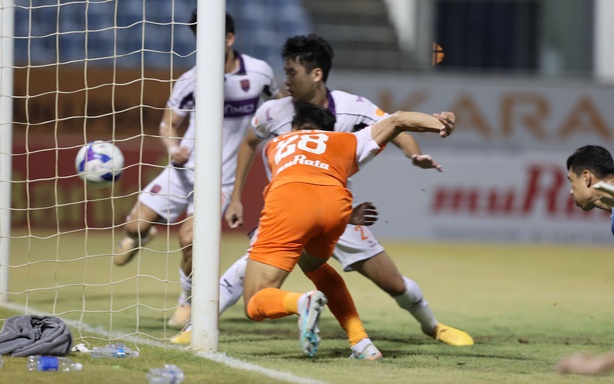 Cựu vương V-League tự làm khó mình