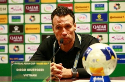 HLV ĐT Việt Nam chê mặt sân thi đấu tại Indonesia sau chiến thắng 2-0