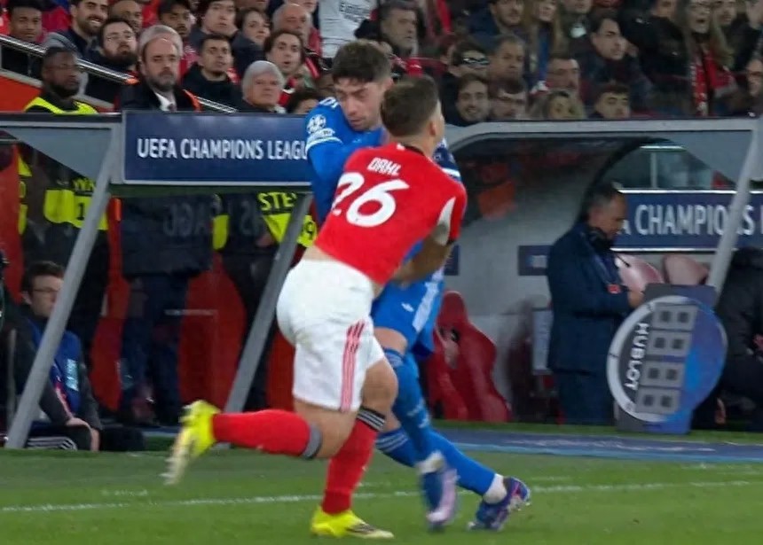 Đặc quyền hoàng gia UEFA áp dụng tiêu chuẩn kép, đội trưởng Real Madrid đánh quyền không bị phạt, huấn luyện viên và cầu thủ Benfica bị treo giò