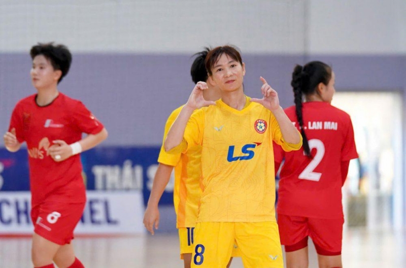 Thùy Trang, Tuyết Dung cùng ghi bàn khi đối đầu ở sân futsal