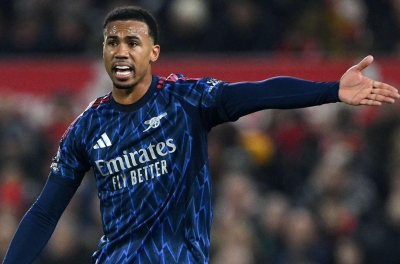 CĐV phẫn nộ khi cầu thủ Arsenal thoát thẻ đỏ