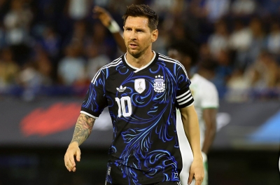 Messi mờ nhạt, Argentina thắng nhọc đội châu Phi