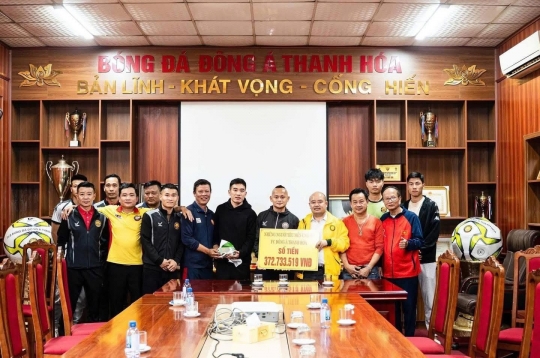 Doãn Ngọc Tân xúc động trước món quà đặc biệt từ CĐV Thanh Hóa