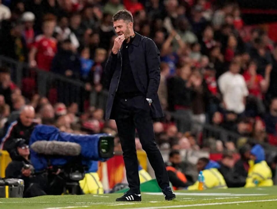 Manchester United thua hai trận liên tiếp một cách thảm hại, Carrick nhận lỗi! Cổ động viên la ó hai cầu thủ sau trận, yêu cầu họ rời đội.
