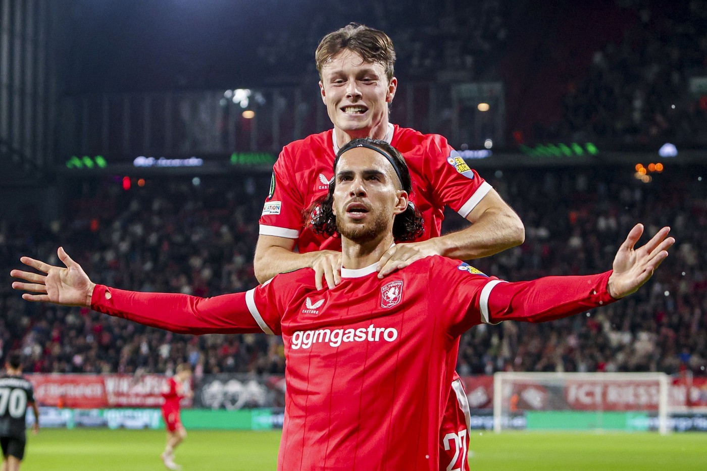 FC Twente khởi đầu suôn sẻ khi quét sạch Thun với 10 người tại Enschede
