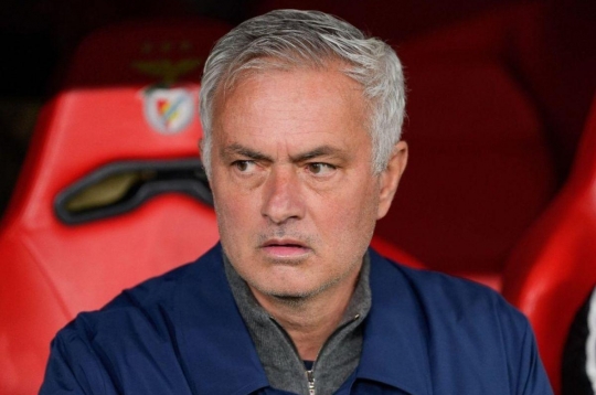 CHÍNH THỨC: UEFA xử phạt đội của HLV Mourinho