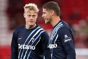 Van Hecke và Van de Ven của Spurs thoát chấn thương nghiêm trọng, có thể ra sân ở trận gặp Man Utd