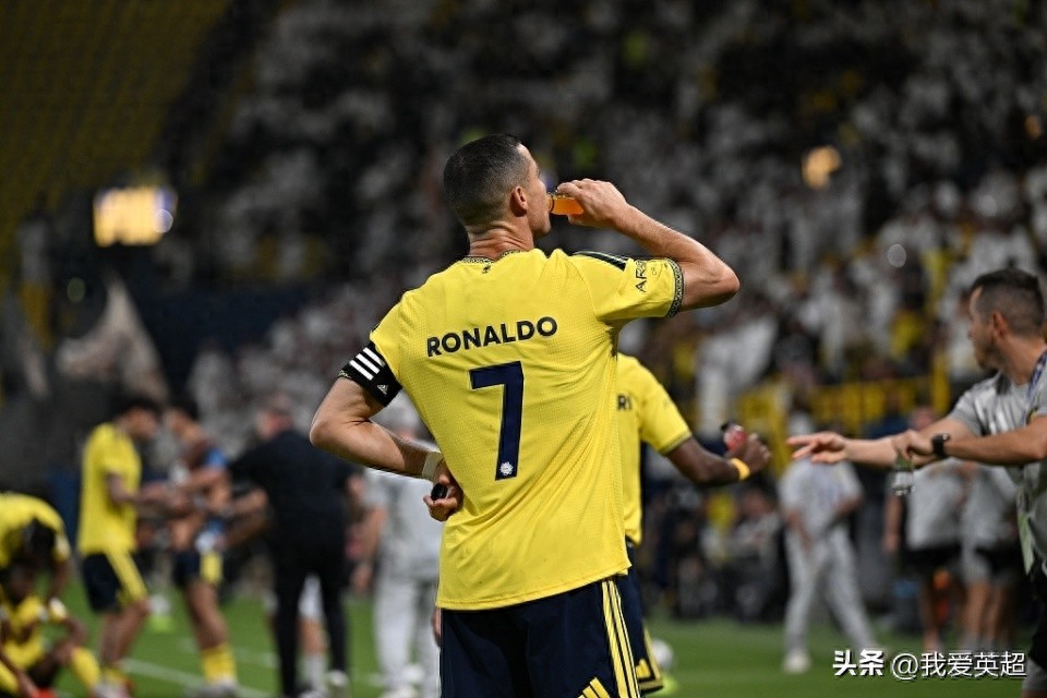 Cú bay người dứt điểm của Ronaldo ở tuổi 41! Ghi bàn liên tiếp đáp trả HLV Jesus, chạm mốc 15 bàn sau 18 trận tại AFC Champions League, sánh ngang với 3 huyền thoại của CSL