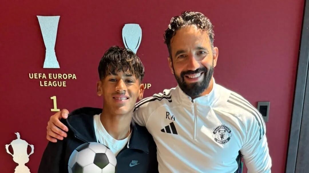 Man United nghi ngờ đang chuẩn bị cho màn ra mắt của hoàng tử trẻ mới! Tiết lộ cậu ấy không thích biệt danh "Messi nhỏ", muốn là chính mình