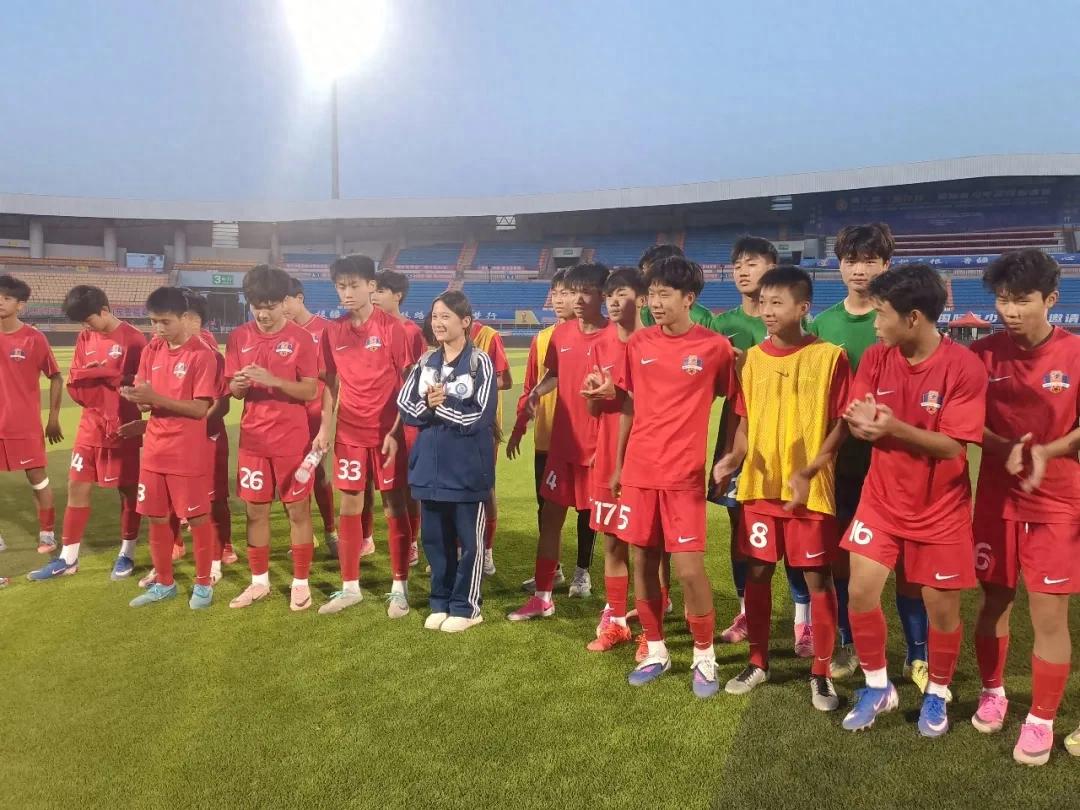 Toàn thành phố yêu bóng đá, và bóng đá đã trở thành “chuyện cơm ăn nước uống” trong đời sống người dân Kashgar.