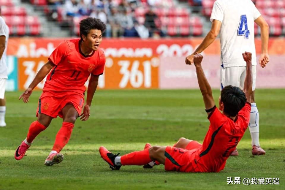 Đội tuyển Trung Quốc tạm hòa 1-1 Uzbekistan sau hiệp một! Hồ Hạt Thao phá vỡ thế bế tắc, Khoái Kỷ Văn kiến tạo, Hạ Nhất Nhiên nhận thẻ vàng.