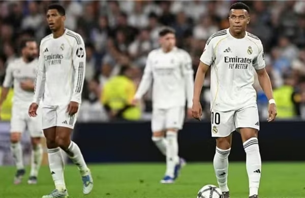 Real tung cờ trắng trước Barca trong cuộc đua vô địch La Liga