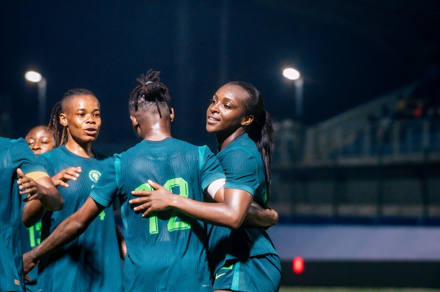 Alozie và Kanu giúp Super Falcons vượt qua Comoros ở vòng loại Olympic
