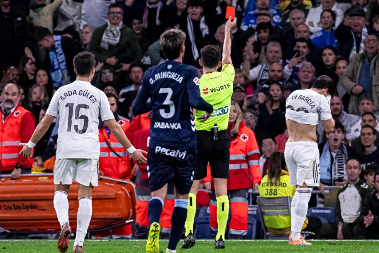 Real Madrid đã trở thành bậc thầy thẻ phạt, trong một trận đấu La Liga nhận 3 thẻ đỏ và 7 thẻ vàng, trong đó có 7 cầu thủ bị phạt, 2 người bị đuổi khỏi sân.