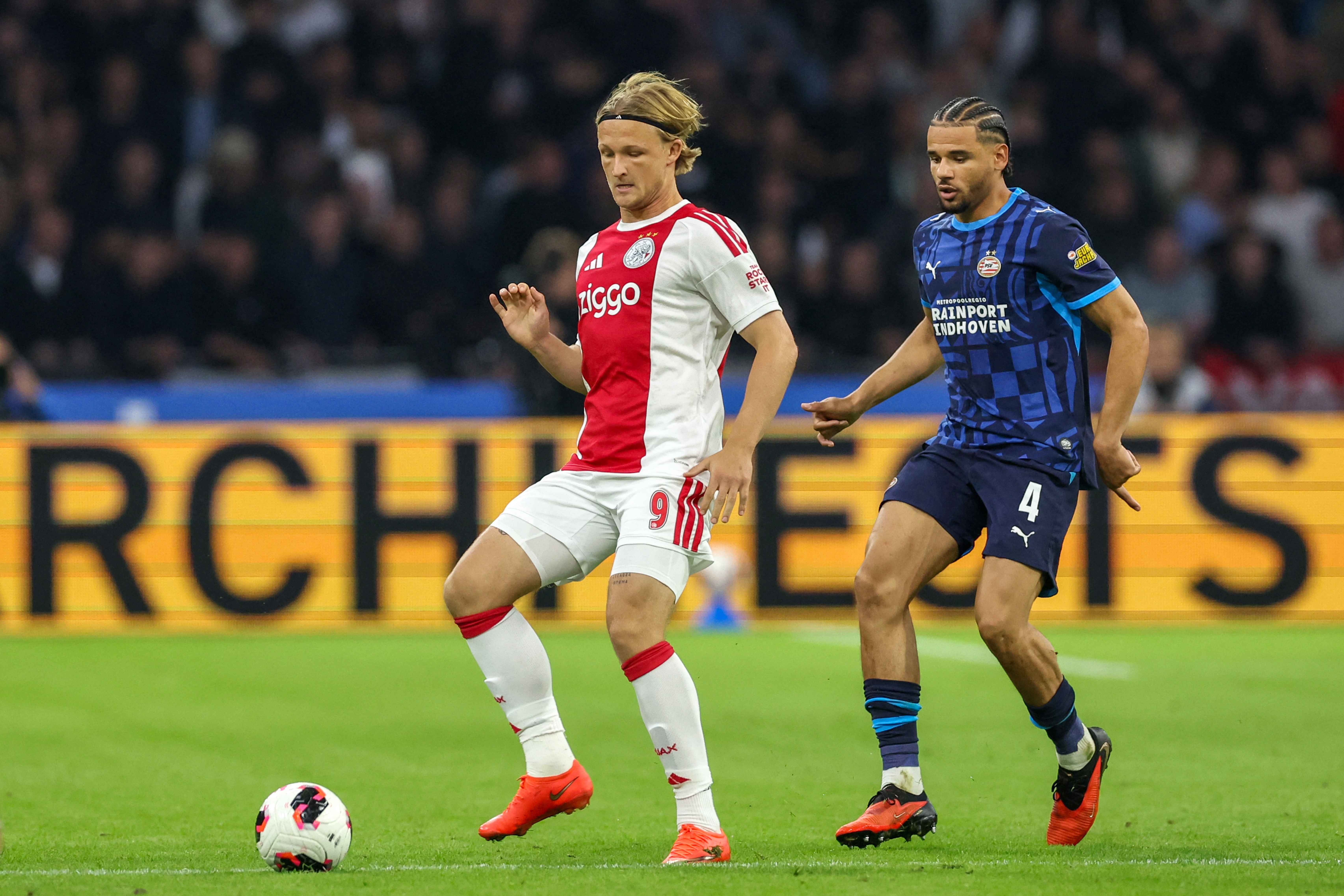 Dolberg phải ngồi ngoài thời gian dài khi tiền đạo của Ajax dính chấn thương đầu gối tại trại tập của Đan Mạch