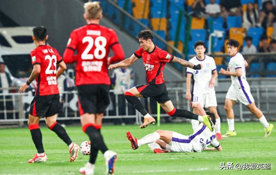 Trận này không thua là vô địch! Đội hình ra sân của Nhung Thành vs Tân Môn Hổ: 4 ngoại binh đối đầu, 3 trụ cột gồm Vi Thế Hào bị treo giò.